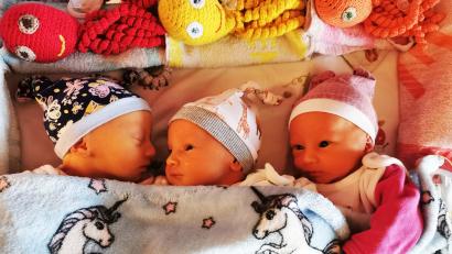 Bild: Klinikum/Uschold/exb
Süßer geht es kaum: So sehen die Drillinge von Jessica Stauber und Tino Kederer aus.