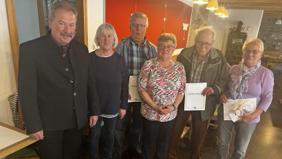 Bild: Barbara Lugert/exb
Treue Mitglieder ehrten die Naturfreunde Mitterteich. Zweiter Bürgermeister Johann Brandl und Vorsitzende Angelika Müller dankten Reinhardt Happich, Angela und Herbert Baier sowie Betty Lenk (von links).