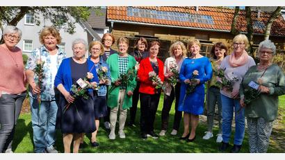 Bild: Monika Müller/exb
Die anwesenden Jubilarinnen zusammen mit dem Vorstandsteam. Von links Sabine Schiml, Christa Röttges, Marianne Kunz, Josefine Kraus, Elisabeth Schwagerl, Monika Enders, Elfriede Rosner, Anneliese Mittereder, Christine Eckert, Inge Kausler, Gerhild Hertel, Rita Haberkorn und Hildegard Heinrich.