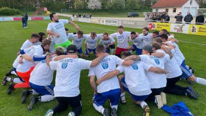 Bild: Norbert Bleisteiner
Trainer Michael Hufnagel (links) und seine Spieler feiern den Sieg und den Wiederaufstieg in die Kreisliga.