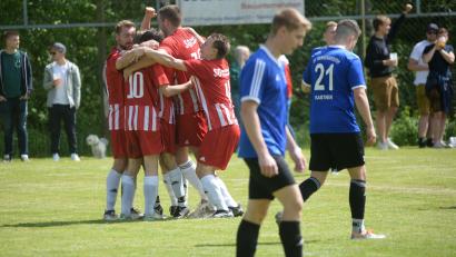 Bild: Andreas Brückmann
Jubel beider SG Paulsdorf/Freudenberg, Enttäuschung beim SV Immenreuth. Die Spielgemeinschaft behielt mit 1:0 die Oberhand.
