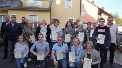 Bild: kro
Die Sieger der 40. Stadtmeisterschaften im Kegeln bei den Hobby-Keglern und den Aktiven. Es gratulierte Dritter Bürgermeister Norbert Schuller (links).