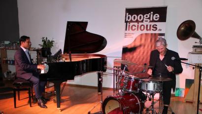 Bild: Krones
Eeco Rijken Rapp (links) und David Herzel von der Band Boogielicious bei ihrem Auftritt in der Kulturscheune in Elbart.