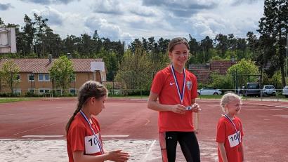 Bild: Tb Jahn Wiesau
Emma Scharf (TB Jahn Wiesau) (mitte) war in der Klasse W12 Block/Sprint eine Klasse für sich und dominierte in allen Disziplinen.