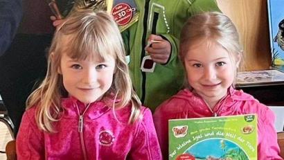 Bild: Pfarrbücherei Immenreuth/exb
Die jungen "Frühlingsfinder" freuen sich über die Buchpreise, die sie bei der Verlosung der Natur-Aktion der Pfarrbücherei Immenreuth gewonnen haben.