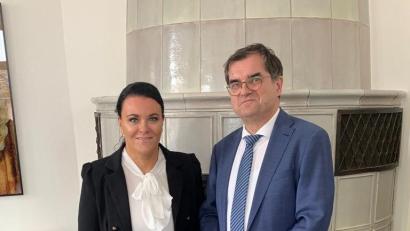 Bild: Uli Hübner/exb
Claudia Arlt mit Landgerichtspräsident Stefan Täschner.