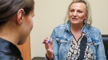 Bild: Wolfgang Steinbacher
Bettina Rösler-Dolny (rechts) ist einer von drei Patientenfürsprechern, die es seit nun zehn Jahren am Klinikum St. Marien gibt.