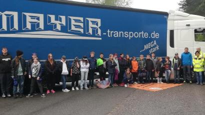 Bild: SFZ Nabburg/exb
Kinder der Schwägerl-Schule erfuhren bei der "Aktion Toter Winkel", was Lkw-Fahrer sehen können – und was nicht.