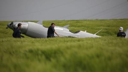 Bild: Zahn/vifogra/dpa
Ein Ultraleichtflugzeug steht in einem Weizenfeld.