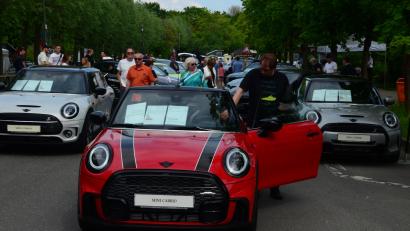 Bild: Kunz
Bei der "Weidener Automeile" waren am Sonntag 120 Fahrzeuge ausgestellt.