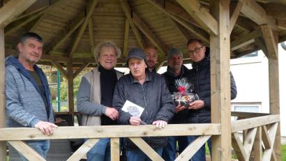 Bild: Heidi Neubauer/exb
Über den fertiggestellten Pavillon freuen sich (von links) Remi Balleisen, Michael Förster, Manfred Schneider, Stephan Faßl, Jürgen Bänsch und Marcus Faber.