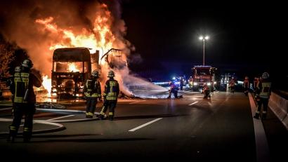 Bild: Kreisbrandinspektion Main-Spessart
Ein Sattelzug hat aus zunächst unbekannter Ursache auf der Autobahn 3 auf Höhe der Anschlusstelle Marktheidenfeld (Landkreis Main-Spessart) gebrannt.
