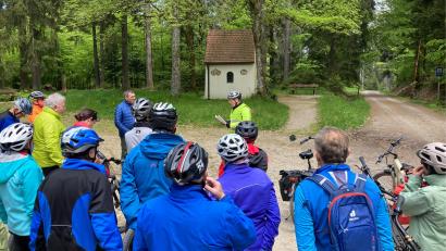 Bild: Reinhard Legat/exb
Einen Stopp zur inneren Einkehr legten die Wallfahrer bei der Kapelle „Alter Herrgott“.