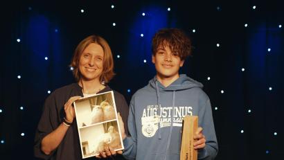 Bild: Jessica Reinhardt /exb
Katrin Eder, Medienfachberaterin für den Bezirk Oberpfalz gratuliert Julius Bergler zum zweiten Platz beim Jugendfotopreis Oberpfalz.