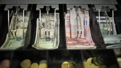 Symbolbild: Fredrik von Erichsen/dpa
Sollte es zu einem Zahlungsausfall der USA kommen, könnte der Dollar stark an Wert verlieren. Im Gegenzug dürfte der Euro erheblich aufwerten.