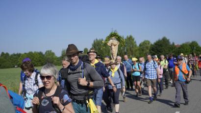 Bild: Sebastian Böhm
Mit guter Laune und bei bestem Wetter: Die Pilgerinnen und Pilger gingen heuer wieder nach Altötting.