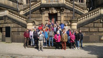 Bild: Gerhard Bötzl/exb
Die Reisegruppe der RSK Neualbenreuth an der Treppe zum Südtor der Frauenkirche in Dresden