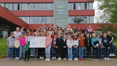 Bild: Stiftland-Gymnasium/exb
Die Schüler, die an der Sammelaktion teilgenommen haben, präsentierten stolz den symbolischen Spendenscheck über 2.854,50 Euro.