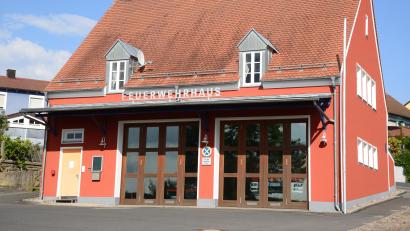 Bild: bey
Das Feuerwehrhaus Pirk wird nach Übernahme des Brandschutzes in der Pirkmühle für die weiteren dann notwendigen Fahrzeuge nicht mehr ausreichen und muss an anderer Stelle neu errichtet werden.