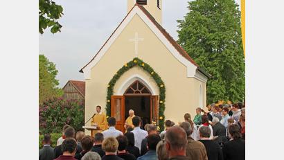 Bild: J. Heimler/exb
Die Kapelle in Jeding wurde vor 25 Jahren geweiht. Zum Jubiläumsfest fadnen sich viele Gäste ein.