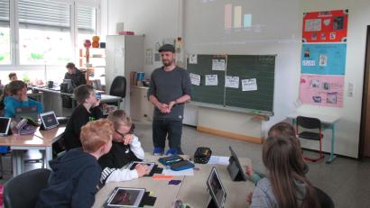 Bild: Gudrun Lehner, Grundschule Immenreuth/exb
Philipp Reich (stehend) vom T1-Medienzentrum besprach mit den Viertklässlern ihr Medienverhalten.