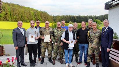 Bild: ds
Die Geehrten zusammen mit den Ehrengästen und Bürgermeister Peter Achatzi (Dritter von links).