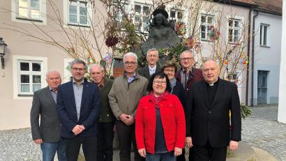 Bild: Veronika Schlosser/exb
Caritasrat und Vorstand der Caritas Tirschenreuth tagten Anfang Mai nach einer Satzungsänderung in neuer Formation. Im Bild (von links) Hans Zölch, Martin Kneidl, Martin Riedl, Alois Häckl, Josef Rösch, Liane Preininger, Christa Ott, Friedrich Holm, Regionaldekan Georg Flierl. Verhindert waren Dekan Dr. Thomas Vogl und Wolfgang Neumann.