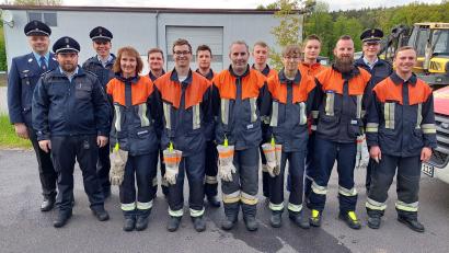 Bild: Michael Weiß/FF Lintach
Eine Gruppe der Feuerwehr Lintach absolviert erfolgreich die Leistungsprüfung „Die Gruppe im Löscheinsatz“. Gratulanten sind (von links): Kommandant Benjamin Weiß, Fach-Kreisbrandmeister Alexander Zeitler und Kreisbrandmeister Dominik Ernst sowie Kreisbrandinspektor Armin Daubenmerkl (hinten rechts).