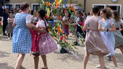 Bild: Grund- und Mittelschule Nabburg/exb
Die Schüler tanzten um den Maibaum.