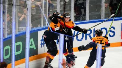 Bild: Pavel Golovkin/AP
Frederik Tiffels (l) schoss Deutschland ins WM-Finale.