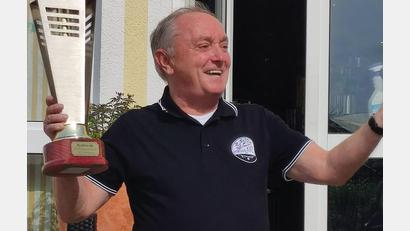 Bild: Golfclub Stiftland/exb
Herbert Bäuml, Präsident des Golfclubs Stiftland, mit dem Wanderpokal
