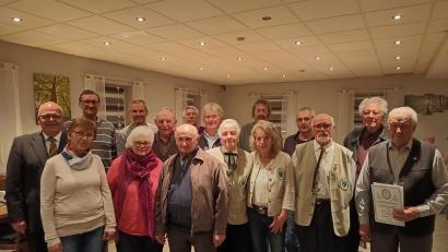 Bild: Wolfgang Plonner/exb
Der OWV Bad Neualbenreuth zeichnete treue Mitglieder aus. Links Bürgermeister Klaus Meyer zusammen mit den Geehrten (vordere Reihe, von links) Lucia Stoll, Anita Köstler, Werner Altnöder, Elfriede Hannawald-Fastner, Eva Ristl, Rudi Hannawald und Konrad Schwartling sowie (hinten, von links) Wilhelm Müller, Karl Schöner, Josef Rosner, Richard Jechura, Otto Mayer, Emil Ristl, Lorenz Helm und Ottomar Höfer.