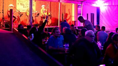 Bild: Martin Deisel/exb
Die Phil Seccer Band rockte das Zelt am Samstagabend.