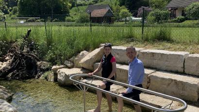 Bild: Katharina Winkler/exb
Kneippbeauftragte Margit Dechant und Bürgermeister Albert Geitner (von links) eröffnen die Saison in der Kneipp-Anlage in Hausen.
