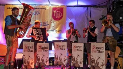 Bild: gri
Wenn die Musikanten von der "Rüscherl-Muse" beim Spielen aufstehen, dann gibt es Edelblech-Power. Wie hier bei der Jakobikirwa in Freudenberg.