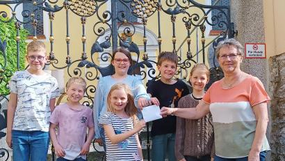 Bild: jow
Bei der Spendenübergabe (von links): Paul Gress, Ben Auer, Victoria Beyerlein (vorn), Sophia Marie Birner, Tobias Horst, Noah Messer und Lydia Moosburger vom Kinder-Palliativteam Ostbayern.