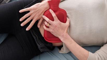 Bild: Annette Riedl/dpa
In Spanien dürfen Frauen in Zukunft zu Hause bleiben, wenn sie unter starken Menstruationsschmerzen leiden. (Symbolbild)