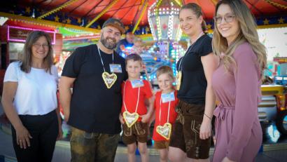 Bild: Andreas Brückmann
Familie Barysch aus Poppenricht – Mama Antonia und Papa Mauritius mit den Kindern Benjamin und Bastian – ist die neue Amberger Pfingstdultfamilie. Dultkoordinatorin Maria Frank (links) und ACM-Geschäftsführerin Erika Sauerwein (rechts) luden sie zum Familientag auf dem Festgelände ein.