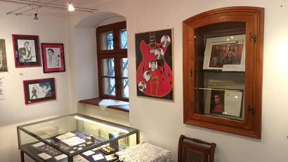 Bild: bjp
Bis zu 15 Stunden Arbeit stecken in Marion Schmids feinen Bleistift-Porträtstudien des unvergessenen "King of Rock 'n' Roll", die Sandra Doß' Präsentation von Dokumenten und Fanartikeln über Elvis Presley im Kemnather Museum abrunden.