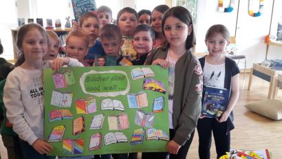 Bild: Pfarrbücherei Immenreuth/exb
„Bücher sind cool“: Dieser Meinung sind die Kombiklassen 1/2 der Grundschule Immenreuth. Die Mädchen und Buben der 1/2c überbringen dem Team der Pfarrbücherei bei ihrem Besuch als Dankeschön ein Plakat, das die Schüler der Klasse 1/2 b nach ihrem Unterrichtsgang ins Pfarrheim gestaltet haben.