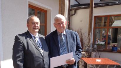 Bild: dpe
Jubilar Peter Nitsche (rechts) nimmt an seinem 80. Geburtstag die Glückwünsche von Bürgermeister Peter Dotzler (links) entgegen.