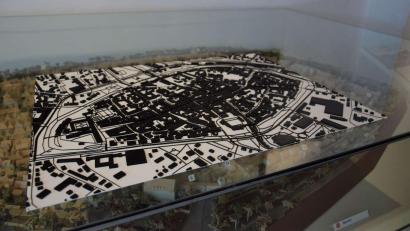 Bild: J. Brunner/exb
Eine 3-D-Karte hilft sehbehinderten Besuchern des Amberger Stadtmuseums.