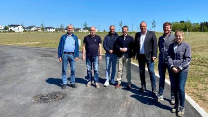 Bild: Stadt Schwandorf/exb
Die Verantwortlichen beim Abschluß der Erschließungsarbeiten.