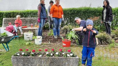 Bild: Claudia Neidl/exb
Mitglieder des Gartenbauvereins Rottendorf überarbeiteten die Bepflanzung des unteren Dorfplatzes. Sogar unsere Nachwuchsgärtner, die Rondorfer Groshupfer, legten Hand an und waren mit Feuereifer dabei.