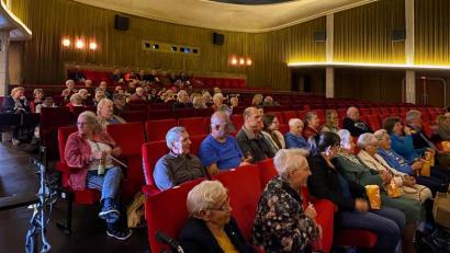 Bild: cim
Fast volles Haus: Der erste Kinonachmittag für Senioren kam im Ring-Theater sehr gut an. Gezeigt wurde der Film "Witwer mit fünf Töchtern".