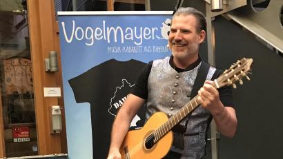 Bild: mma
Nur zu gern schießt Thomas Mayer alias Vogelmayer den Vogel ab – verbal, versteht sich.