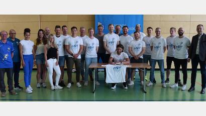 Bild: bö
Zu einem Empfang im Dom-Com hatte Bürgermeister Erich Meidinger (rechts) für die Gemeinde Ebermannsdorf den Fußballmeister der A-Klasse Süd Amberg-Weiden eingeladen.