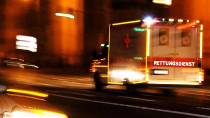 Symbolbild: Nicolas Armer/dpa
Die Unfallverursacherin erlitt einen Schock und musste mit einem Rettungswagen in ein Krankenhaus gebracht werden.