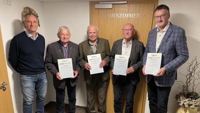 Bild: Stefan Wittmann/exb
Hans Prechtl (rechts) und Thomas Rohrwild (links) zeichneten die Mitglieder (in der Mitte von links) Leo Vetter (25 Jahre), Konrad Obermeier (65) und Herbert Rohrwild (50 Jahre) mit Urkunden und Nadeln aus.