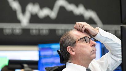 Symbolbild: Boris Roessler/dpa
Ein Börsenhändler beobachtet die Kursentwicklung an der Deutschen Börse in Frankfurt. Die jüngsten Turbulenzen in der US-Bankenbranche haben dem deutschen Leitindex DAX zugesetzt.